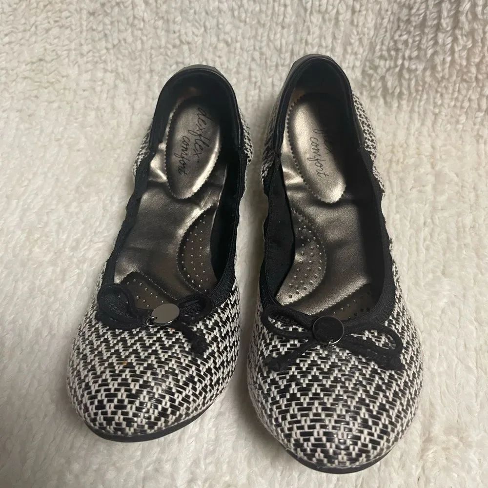 Dexflex comfort fabric woven black & white ballerina flats with bow accent SZ9